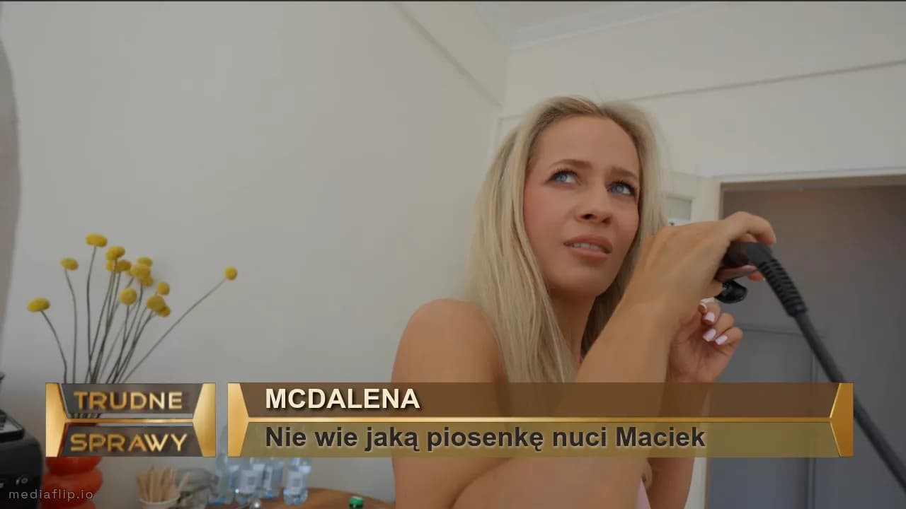 Mcdalena 
Nie wie jaką piosenkę nuci Maciek