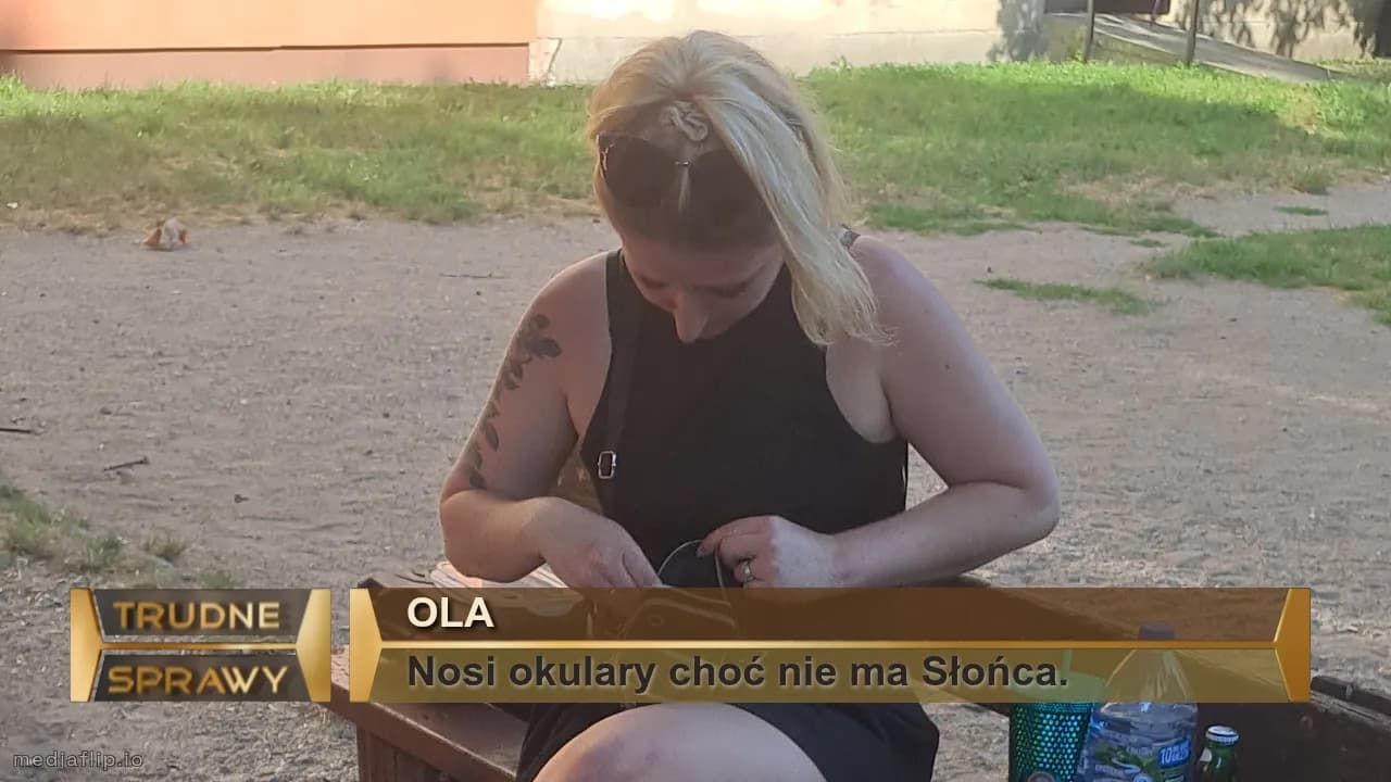 Ola 
Nosi okulary choć nie ma Słońca.