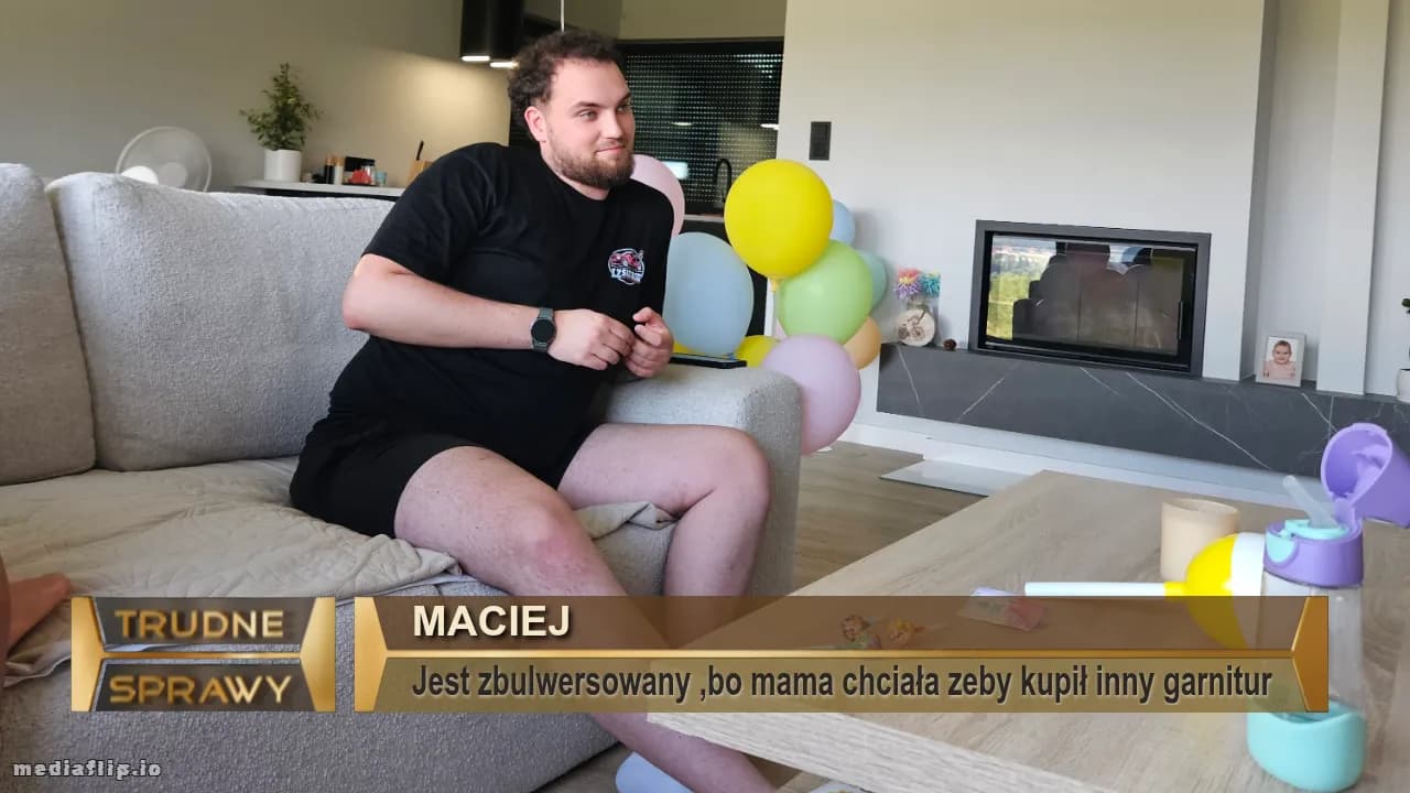 Maciej
Jest zbulwersowany ,bo mama chciała zeby kupił inny garnitur