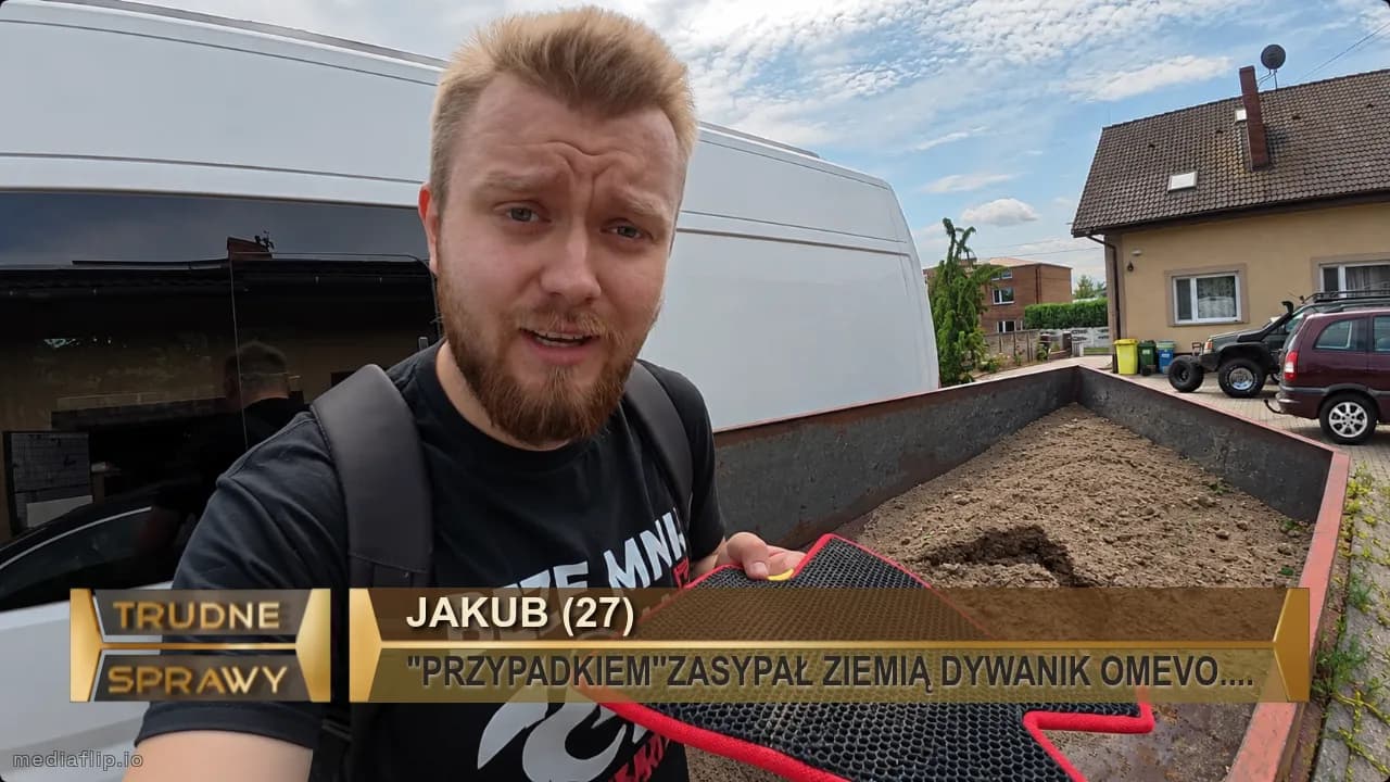 Jakub (27) 
"PRZYPADKIEM''ZASYPAŁ ZIEMIĄ DYWANIK OMEVO....